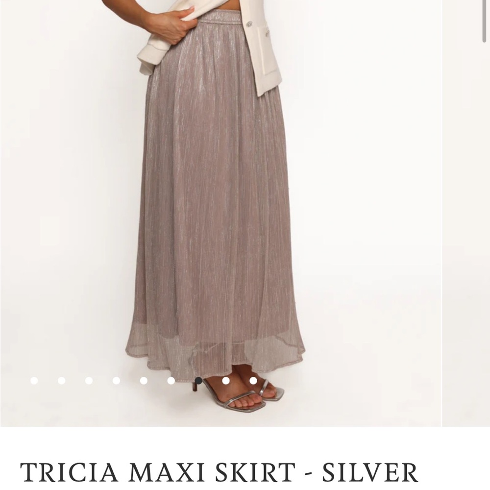 Beautiful silver petal & pup skirt, new with tags, size m